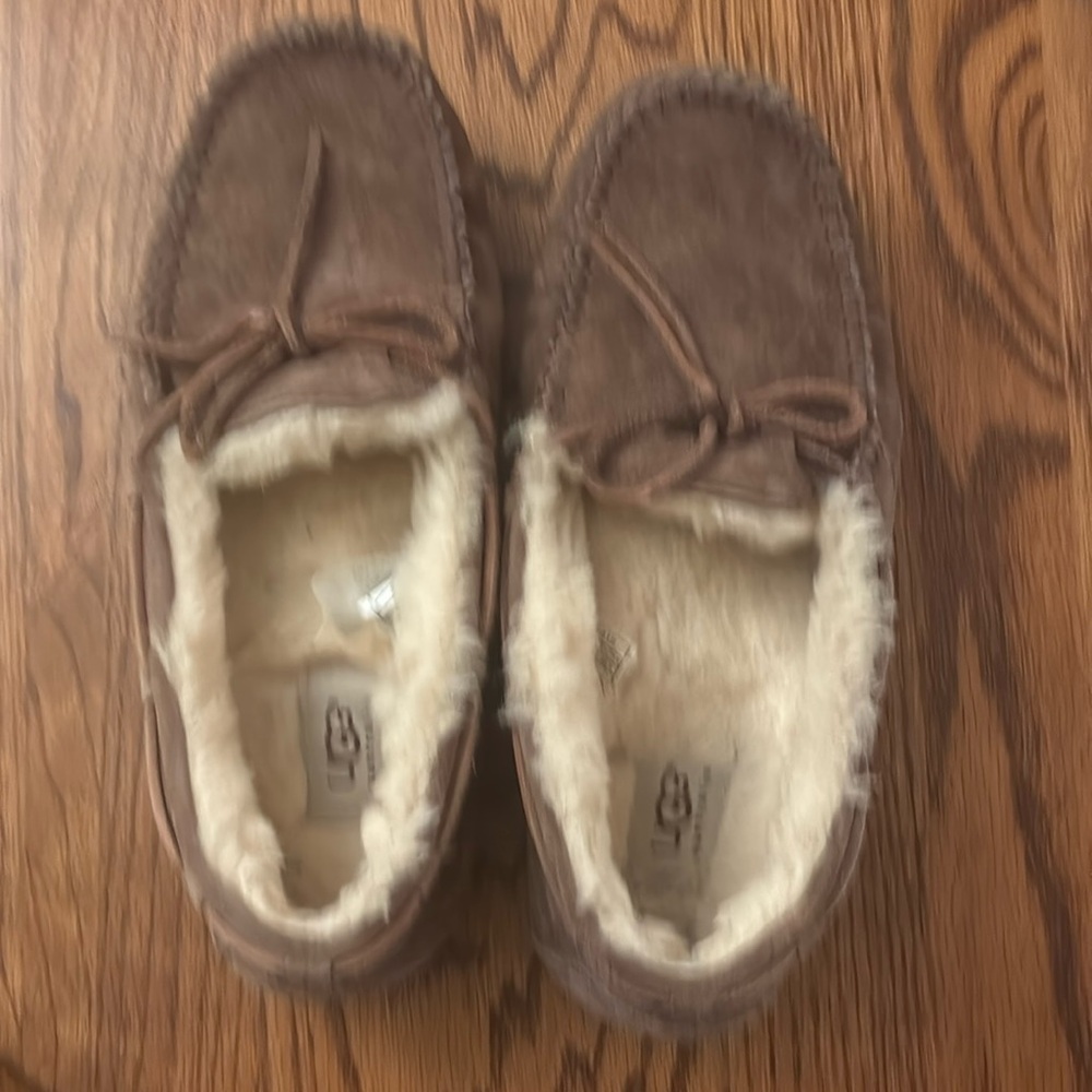 Ugg suede sheepskin slippers
Size 9
